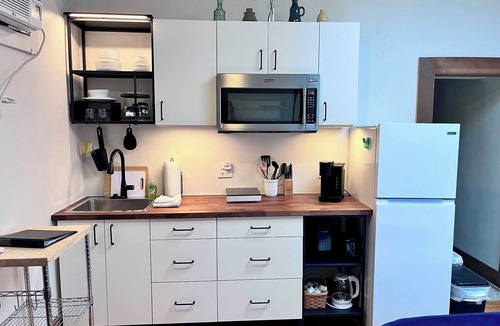 Kirksville Apartment | StayClose- Skylight Studio Downtown, Queen, 30+ days