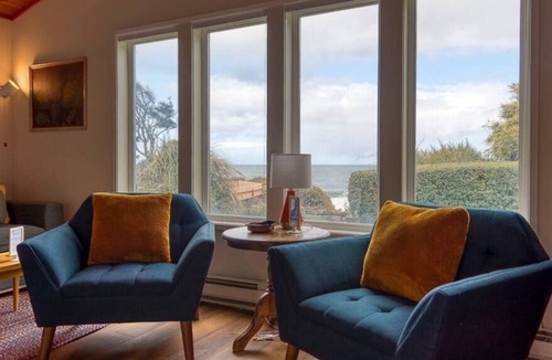 Coos Bay House | #StayinMyDistrict Cape Arago Ocean Studio Suite