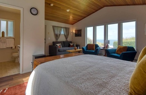 Coos Bay House | #StayinMyDistrict Cape Arago Ocean Studio Suite