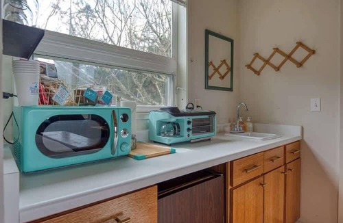 Coos Bay Apartment | #StayinMyDistrict Cape Arago Studio Suite