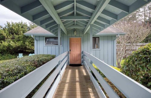 Coos Bay Apartment | #StayinMyDistrict Cape Arago Studio Suite