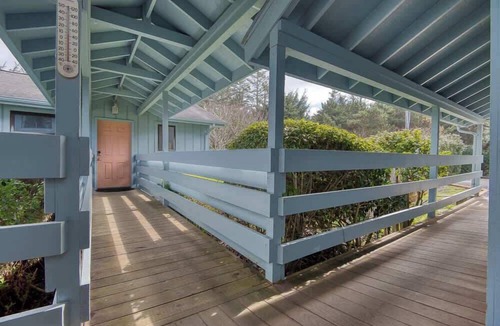 Coos Bay Apartment | #StayinMyDistrict Cape Arago Studio Suite