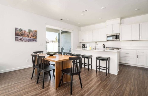 Eagle House | #StayInMyDistrict Eagle Ridge Escape