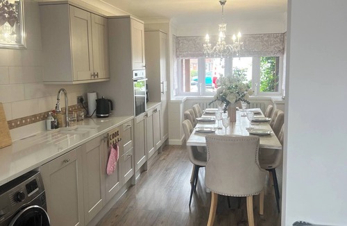 Solihull House | staysolihull, large spacious corner house,