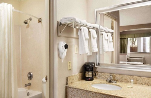 Broadmoor Hotel | Staywell Suites