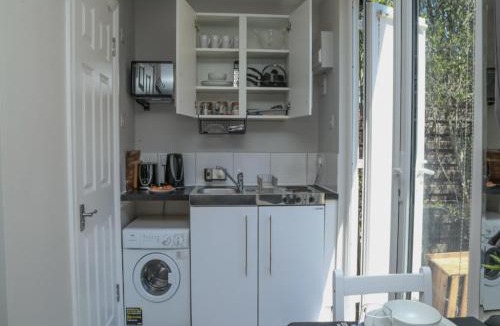 Crofton Park Apartment | StayZo - Crofton Park - Central London refurbished Studio
