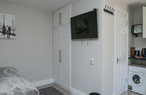 Crofton Park Apartment | StayZo - Crofton Park - Central London refurbished Studio