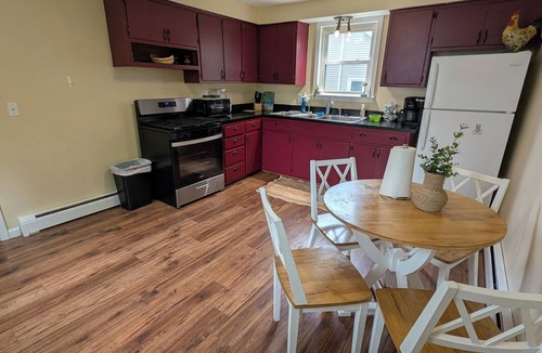 Auburn Apartment | Steel Hideaway, first floor easy access, king bed, fenced yard, fast wifi