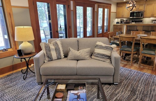Mazama House | Steelhead Lodge in Mazama-Close to ski trails at the base of the North Cascades!