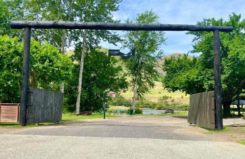 Riggins Hot Springs Hotel | Steelhead Lodge