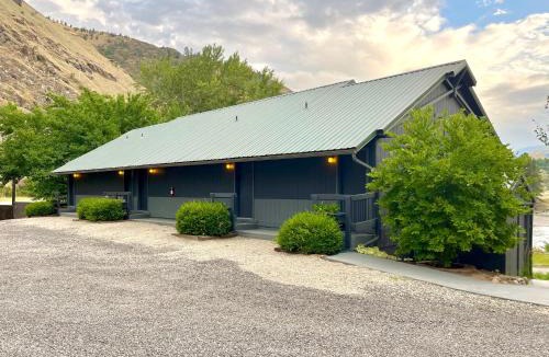 Riggins Hot Springs Hotel | Steelhead Lodge