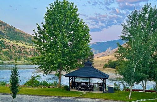 Riggins Hot Springs Hotel | Steelhead Lodge