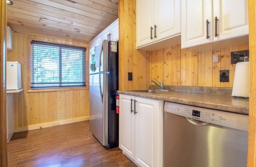 Tudor and Cashel Cottage | Steenburg Shores & S'mores