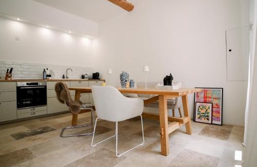 Ribaute Apartment | Steinhaus mit Dachterrasse und Badefluss