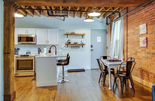 Hillwood Condo | Stellar Condo | Sleeps 4 | 10 mins from Broadway!