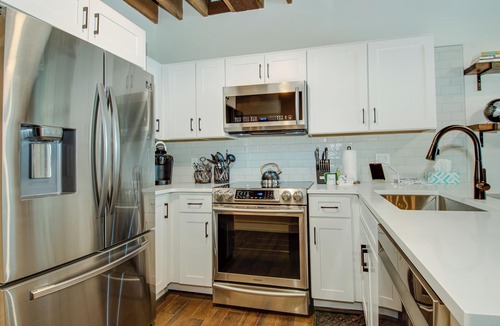 Hillwood Condo | Stellar Condo | Sleeps 4 | 10 mins from Broadway!