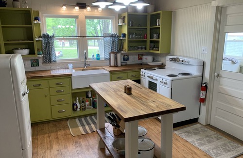 Lupus Cottage | Step Back in Time Near The Missouri River