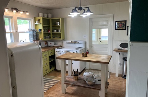 Lupus Cottage | Step Back in Time Near The Missouri River