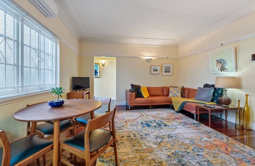 New Farm Apartment | Step Back into Style ~ 2Bed/1Bath/1Car ~ New Farm