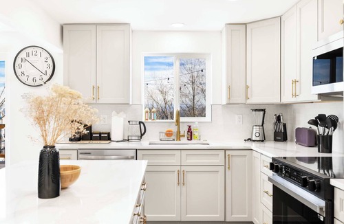 Genesee House | Step-Free 2BR Retreat w/Panoramic Views on Deck