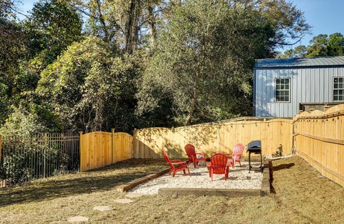 Rosewood House | Step-Free Home with Fire Pit - 3 Miles to USC!