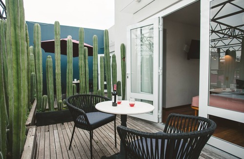 Colonia Roma House | Step into a beautifully preserved historic home in the heart of Roma Norte — one of Mexico City’s most iconic neighborhoods. This 8-bedroom residence blends original charm with modern comfort, featuring private bathrooms, a charming rooftop.