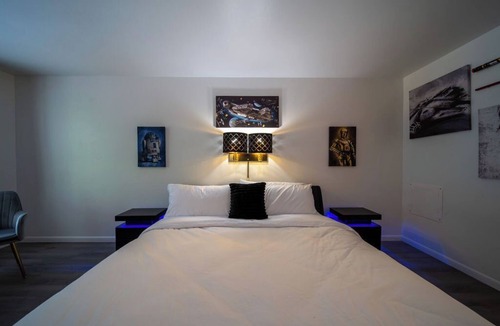 Eureka Springs Historic District Resort | Step into our Galaxy King Suite Room at GloryDayz!