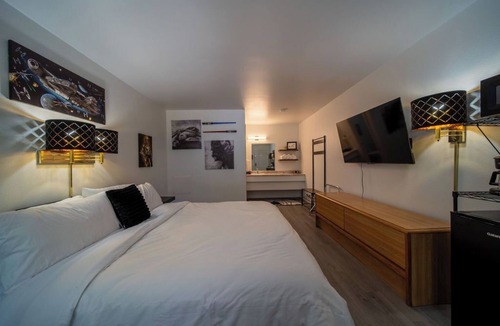 Eureka Springs Historic District Resort | Step into our Galaxy King Suite Room at GloryDayz!