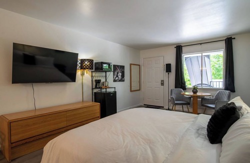Eureka Springs Historic District Resort | Step into our Galaxy King Suite Room at GloryDayz!