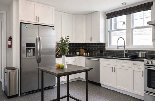 Forest Park House | Step Outside to Shops and Restaurants