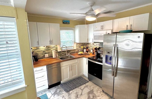 Pass-a-Grille Cottage | Steps 2 Beach- Cottage w/king bd +2bikes +parking