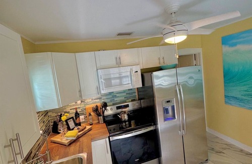 Pass-a-Grille Cottage | Steps 2 Beach- Cottage w/king bd +2bikes +parking