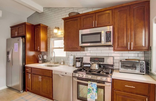South Mission Beach House | Steps 2 Beach, Great for Couples W/Parking, Amazing Reviews!