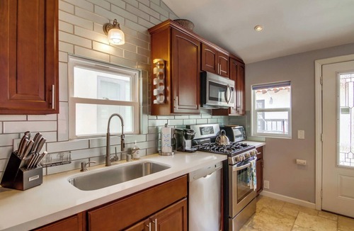 South Mission Beach House | Steps 2 Beach, Great for Couples W/Parking, Amazing Reviews!