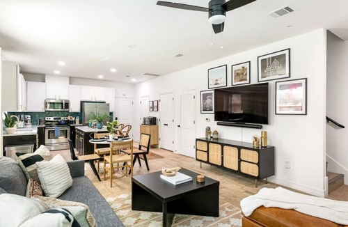 North University House | Steps 2 Live Music! Near DT& UT! Sleeps 10, XBOX & Ps5, Luxury