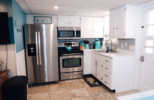 Salisbury House | 🏖️Steps 2 the BEACH Cute &Cozy Retreat Oceanside w/Marsh Views only w/A/C &1 PRK☀️