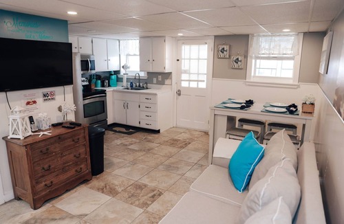 Salisbury House | 🏖️Steps 2 the BEACH Cute &Cozy Retreat Oceanside w/Marsh Views only w/A/C &1 PRK☀️
