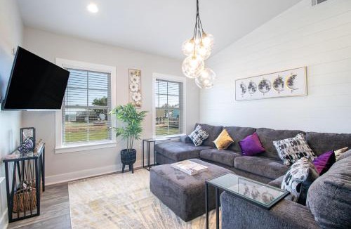 Mississippi City Apartment | Steps Away from Cruisin' the Coast , Gulfport 2BR, Game Room, and Free Parking