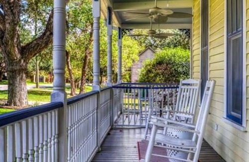 La Grange House | Steps away from the sweet LaGrange downtown square