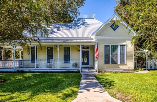 La Grange House | Steps away from the sweet LaGrange downtown square