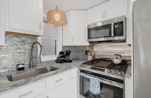 Hampton House | Steps away to the beach - Surf - Sun & Sand beach house