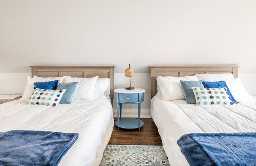 The Beaches House | Steps from Beach. GorgeousModern 2bdr loft & patio