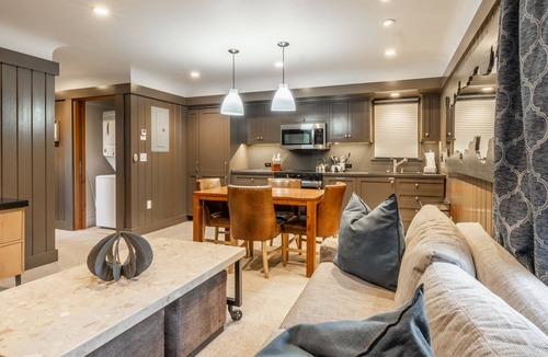 Homewood House | Steps from Beach! Lake Tahoe Cottage for Couples Getaway