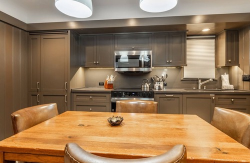 Homewood House | Steps from Beach! Lake Tahoe Cottage for Couples Getaway