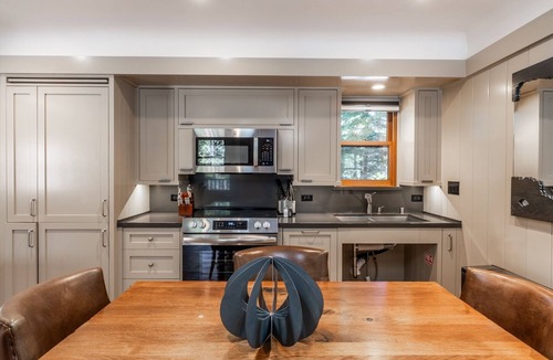 Homewood House | Steps from Beach! Lake Tahoe Lodge for Up to 6 Guests