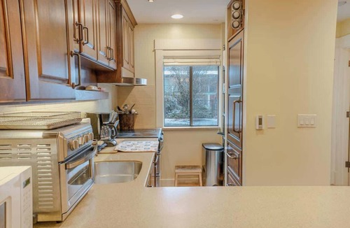 Tahoya Shores Condo | Steps from Beach-N-Mins to SKI - Updated Interior