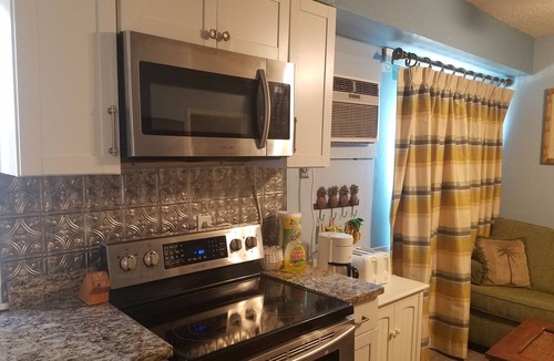 Clearwater Beach Cottage | Steps from Beach, sleeps 6, Pets Ok