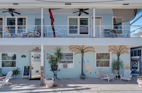 Clearwater Beach Cottage | Steps from Beach, sleeps 6, Pets Ok