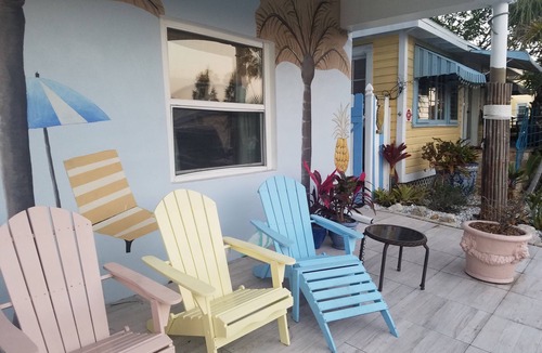 Clearwater Beach Cottage | Steps from Beach, sleeps 6, Pets Ok