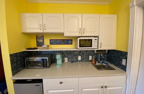Old Town Apartment | Steps from Duval, Pool on Site & Bikes Included!